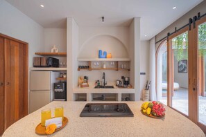 Frigorifero nell'area comune, prodotti per la pulizia