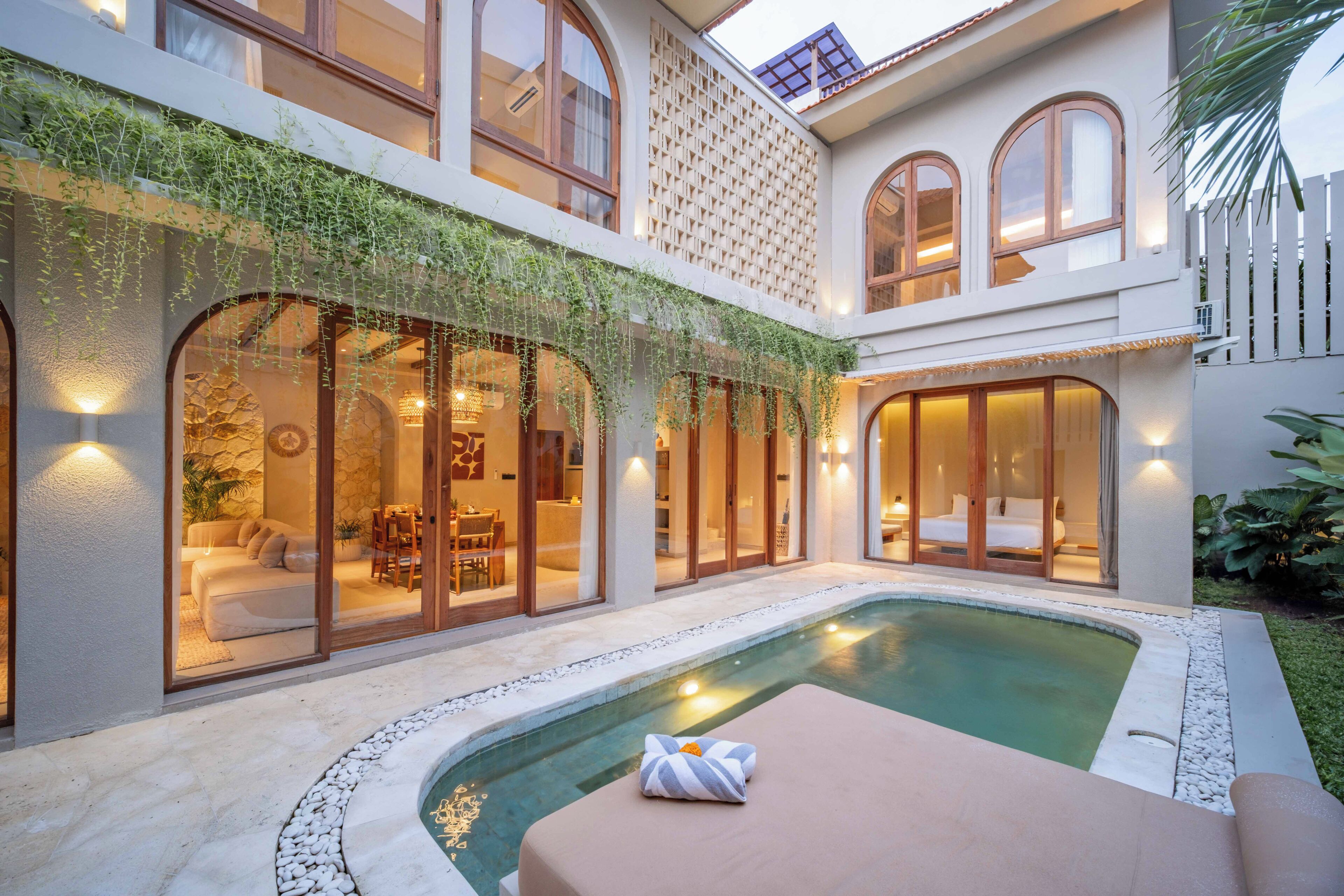 Een buitenzwembad, parasols voor strand/zwembad