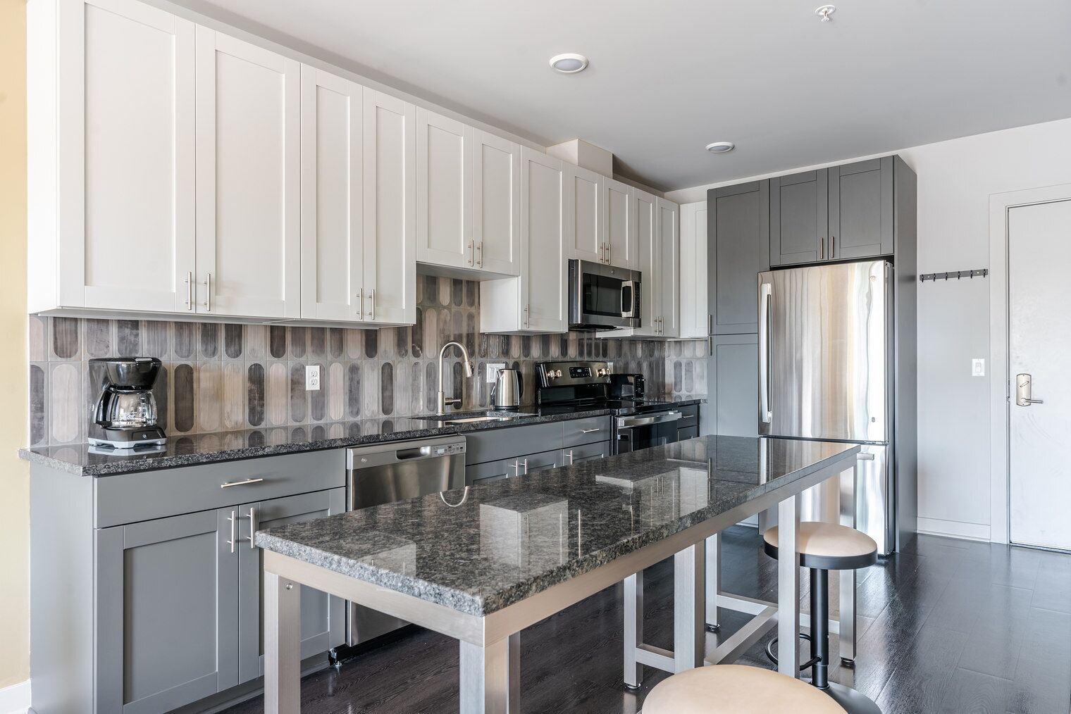 Kjøleskap, mikrobølgeovn, ovn og kokeplater