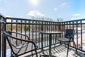 Outdoor dining - Blueground | Chevy Chase, rooftop, nr Glenview Park (Chevy Chase)