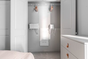 1 bedroom, iron/ironing board, WiFi, bed sheets - Blueground | Chevy Chase, rooftop, nr Rock Creek Park (Chevy Chase)