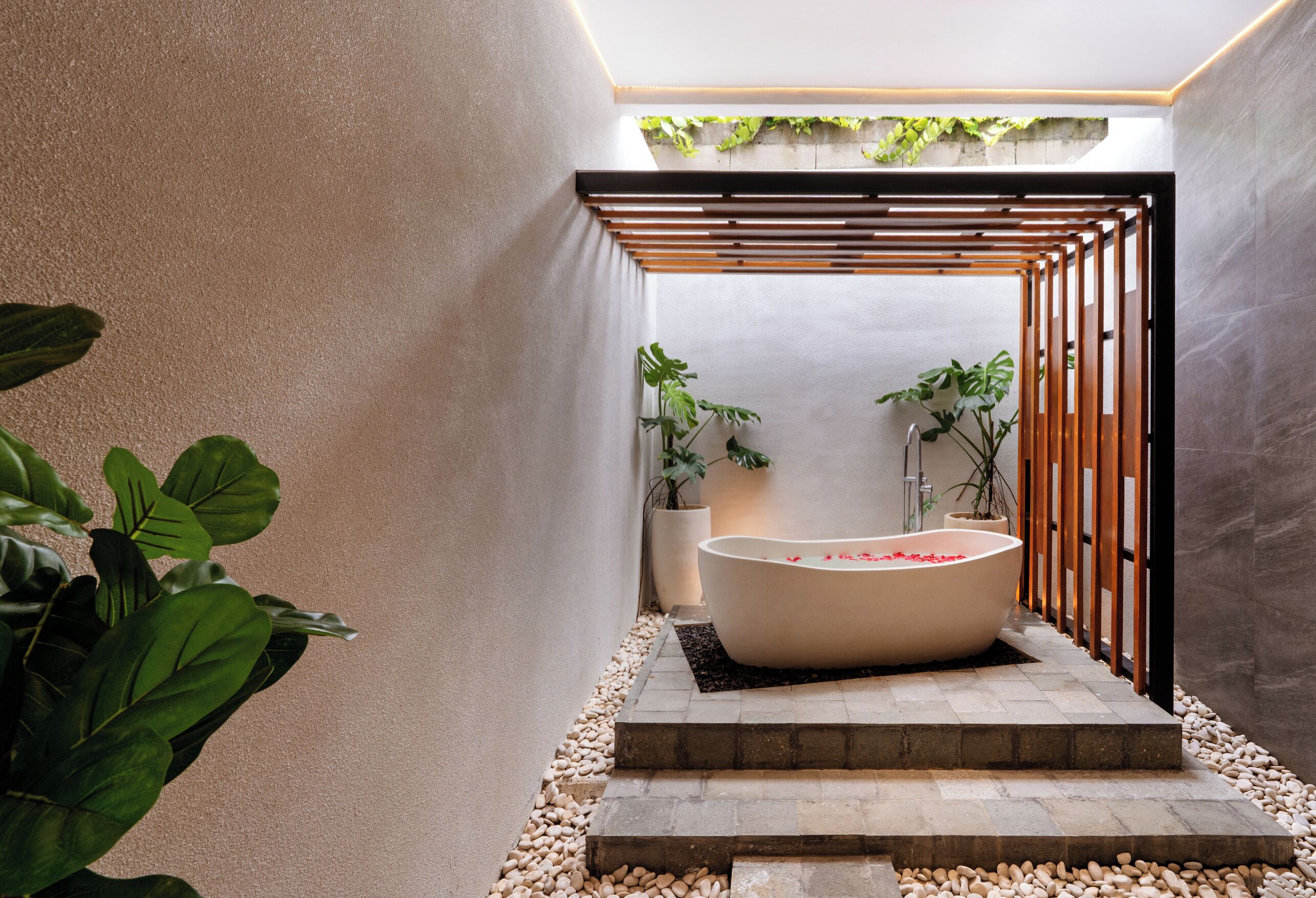 Comfort-huvila, näköala puutarhaan | Syvä kylpyamme