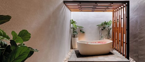 Comfort-huvila, näköala puutarhaan | Syvä kylpyamme