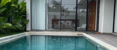 Hồ bơi ngoài trời