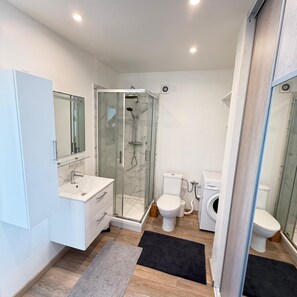 Douche, sèche-cheveux, bidet, serviettes fournies