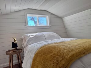 1 bedroom, WiFi, bed sheets - Cute Barn Guesthouse with Upstairs Loft (San Antonio)