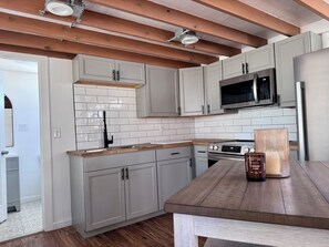 Private kitchen - Cute Barn Guesthouse with Upstairs Loft (San Antonio)