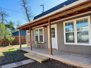 Terrace/patio - Cute Barn Guesthouse with Upstairs Loft (San Antonio)