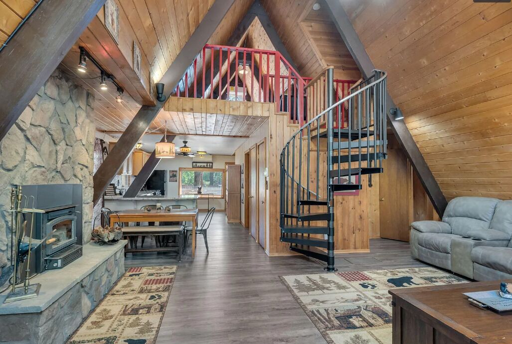 Smart TV, chimenea, libros y estéreo 