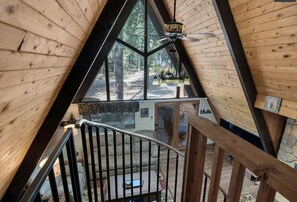 Smart TV, fireplace, books, stereo - Cozy 3-Bedroom + Loft Mountain Retreat with Covered Hot Tub Near Flagstaff (Munds Park)