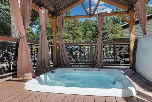 Cozy 3-Bedroom + Loft Mountain Retreat with Covered Hot Tub Near Flagstaff