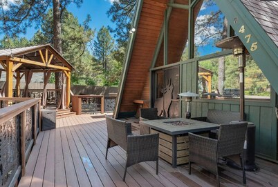 Cozy 3-Bedroom + Loft Mountain Retreat with Covered Hot Tub Near Flagstaff