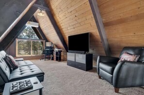 Smart-TV, Kamin, Bücher, Stereoanlage