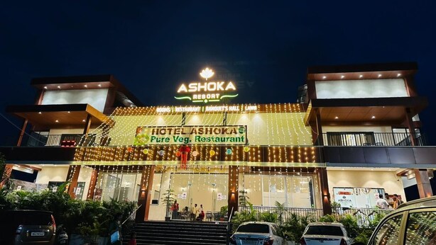 Un hotel llamado Ashoka Resort, con un letrero que indica que es un restaurante vegetariano.