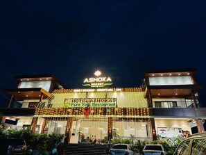 Un hotel chiamato Ashoka Resort, con una segnaletica che indica che si tratta di un ristorante vegetariano.