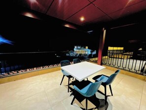 Family Quadruple Room | Outdoor dining