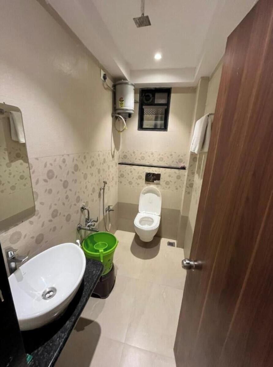 Familieværelse til 4 personer | Badeværelse | Bruser, gratis toiletartikler, håndklæder, Sæbe