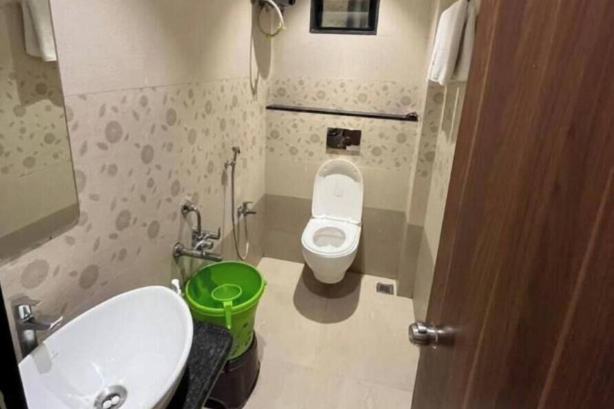 Une petite salle de bain comprenant un lavabo, des toilettes et un espace douche.