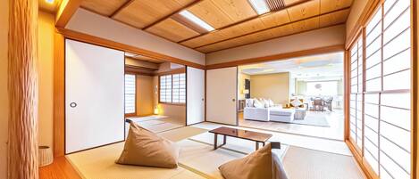 Appartement, 5 chambres, vue sur la ville | Rideaux dâobscurcissement, fer et planche Ă repasser