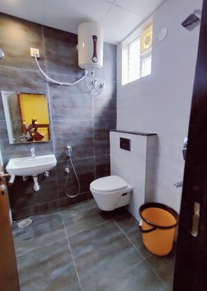 Shower, towels - Hotel La Hotera (Hyderabad)