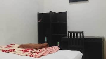 Basic Room | Desk, free WiFi