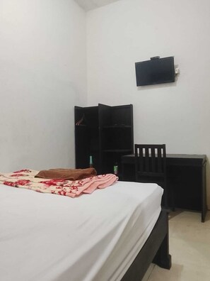 Basic Room | Desk, free WiFi - Griya Sarah Backpacker Homestay by Bias (Batu)