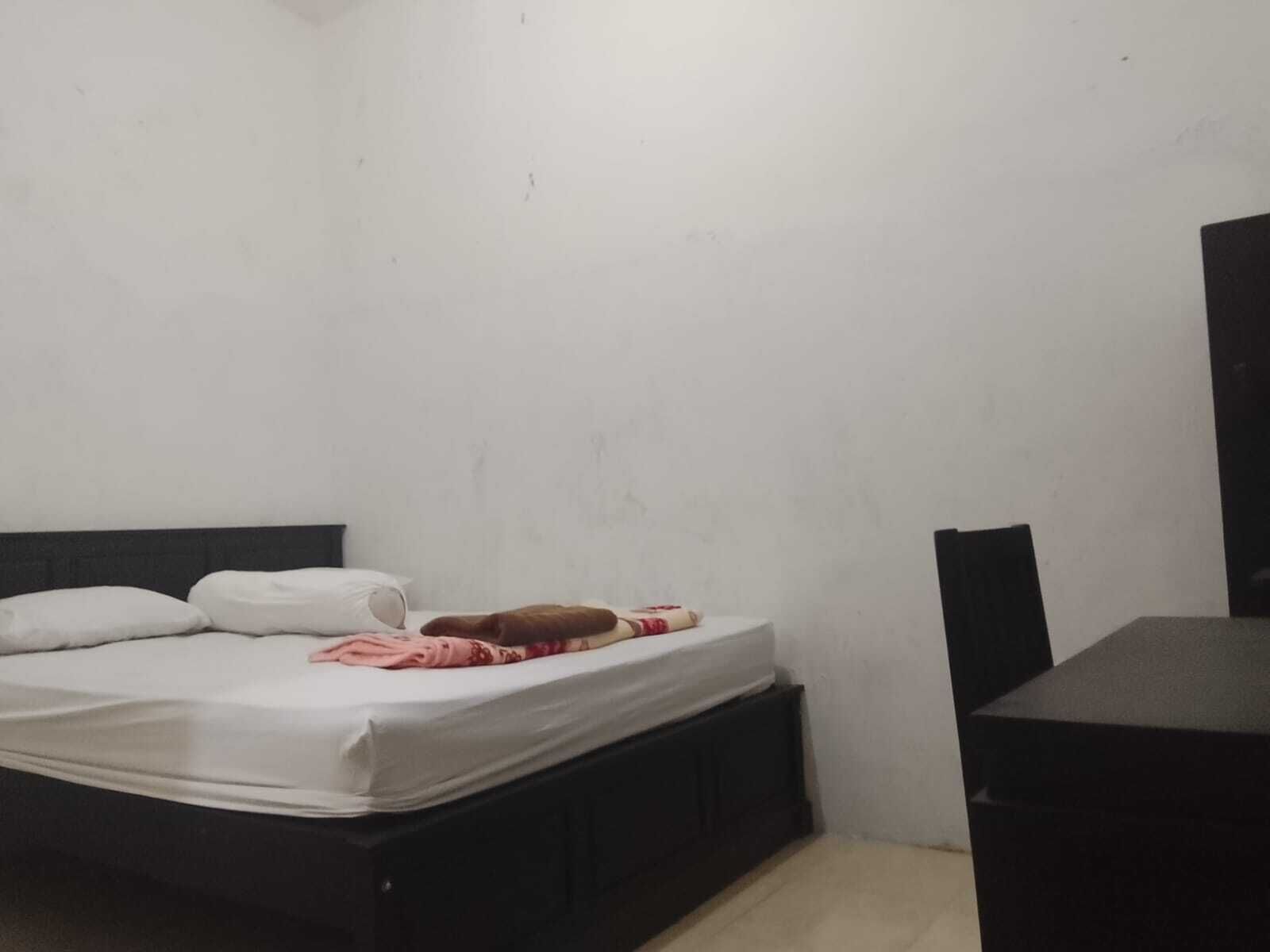 Camera Basic | Una scrivania, Wi-Fi gratuito