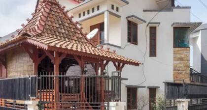 Griya Sarah Backpacker Homestay by Bias