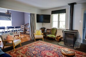 Apartment | Living room | Fireplace - Spacious 4-bed Home in Central Tenterfield (Tenterfield)