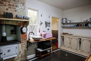 Apartment | Private kitchen - Spacious 4-bed Home in Central Tenterfield (Tenterfield)