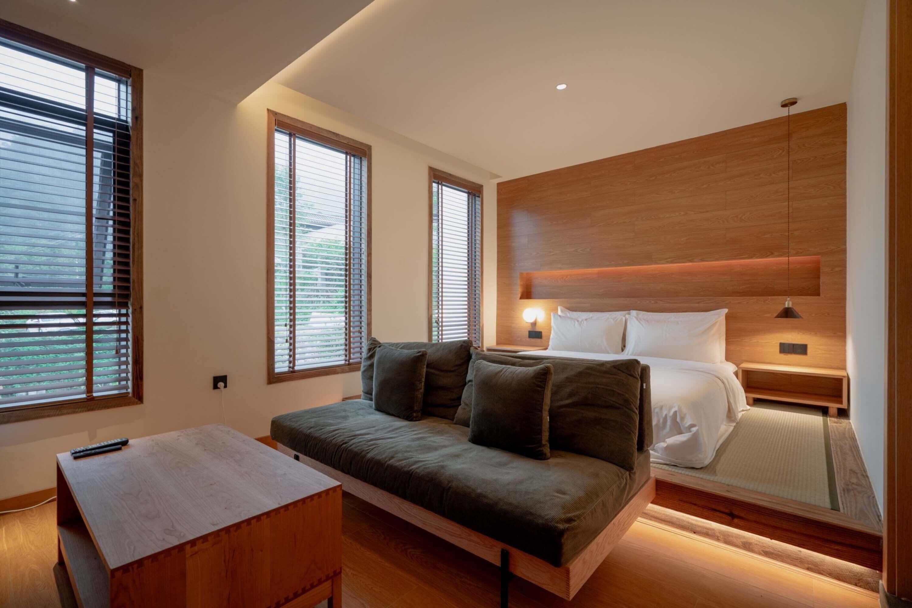 Family Suite, Mountain View | Desk, free WiFi, bed sheets