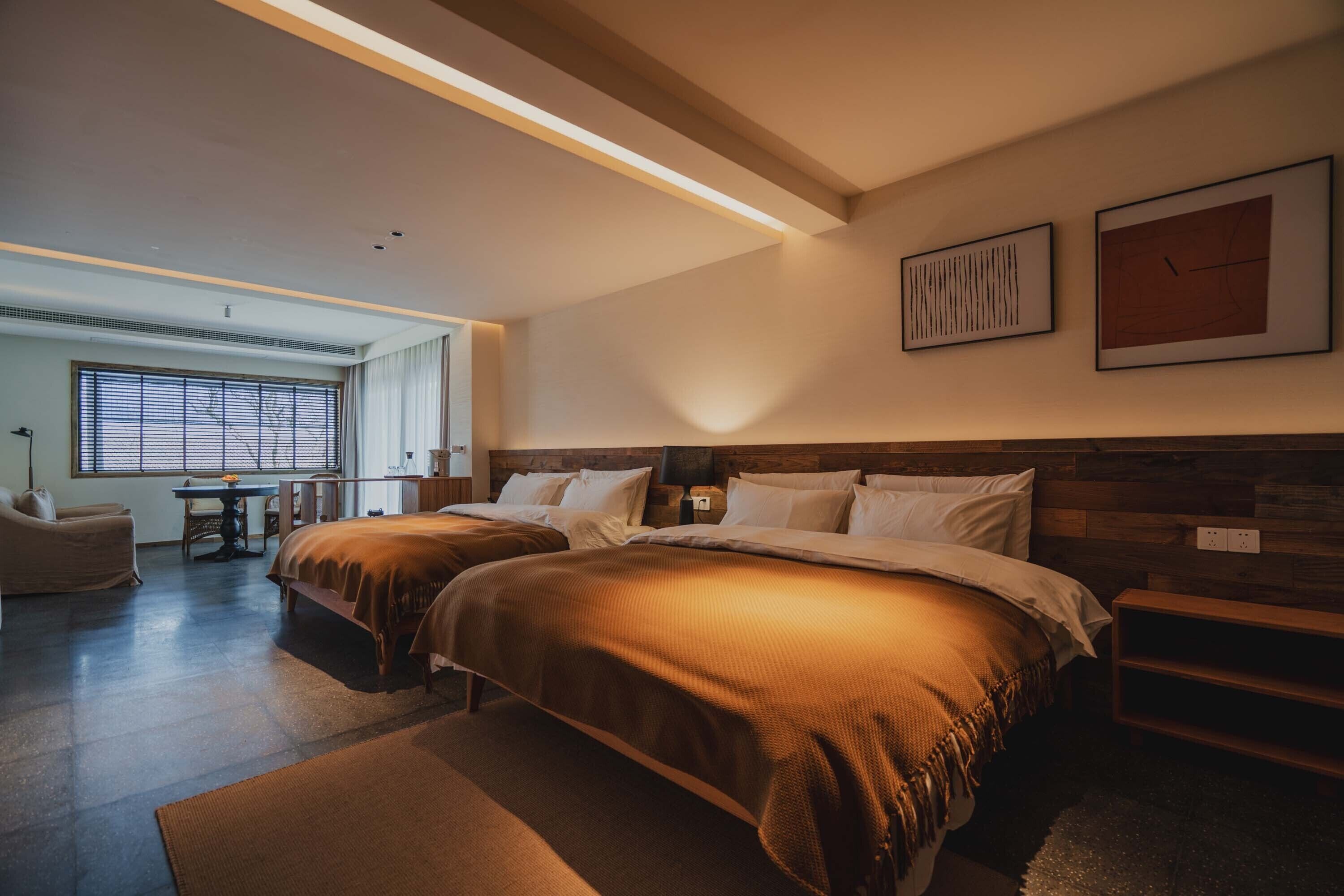 Senior Suite, Mountain View | Desk, free WiFi, bed sheets