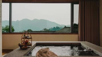 Suite – signature, fjellutsikt | Skrivebord, wi-fi (inkludert) og sengetøy