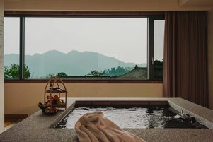 Signature Suite, Mountain View | Desk, free WiFi, bed sheets