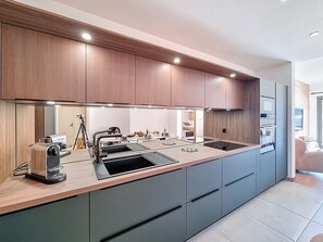 Wasserkocher mit Kaffee-/Teezubehör, Kühlschrank, Mikrowelle, Ofen