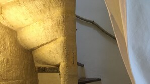Eine Treppe mit Holzbodenstufen und einer Steinsäule.