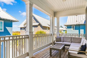 Property grounds - Lovely home w/two balconies, gas grill, access to beach & pool - golf on site (Port Aransas)