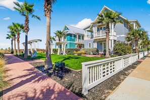 Exterior - Lovely home w/two balconies, gas grill, access to beach & pool - golf on site (Port Aransas)