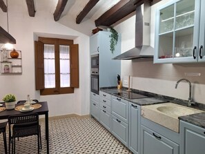 Fridge, microwave, oven, dishwasher - Casa Petricor with 5 double bedrooms (Bellvei)