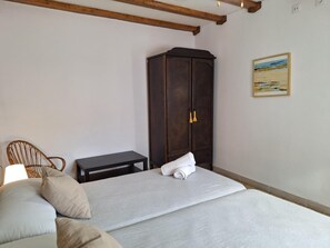 5 bedrooms, iron/ironing board, Internet, bed sheets - Casa Petricor with 5 double bedrooms (Bellvei)