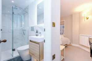 Shower, hair dryer, towels, soap - Cathedral View - Hop, Skip & Jump to the Cathedral (Ripon)
