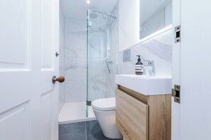 Shower, hair dryer, towels, soap - Cathedral View - Hop, Skip & Jump to the Cathedral (Ripon)