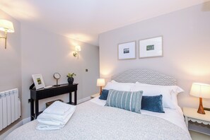 3 bedrooms, iron/ironing board, WiFi, bed sheets - Cathedral View - Hop, Skip & Jump to the Cathedral (Ripon)