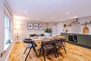 Dining - Cathedral View - Hop, Skip & Jump to the Cathedral (Ripon)