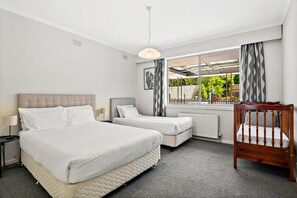 Apartment | 5 bedrooms, laptop workspace, bed sheets - Spacious 5-bed Home With Pool in Glen Iris (Melbourne)