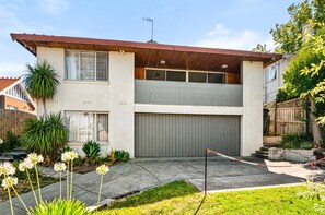 Apartment | Reception - Spacious 5-bed Home With Pool in Glen Iris (Melbourne)