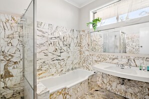 Apartment | Bathroom | Soap - Spacious 5-bed Home With Pool in Glen Iris (Melbourne)