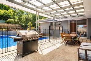 Apartment | Pool | Outdoor pool - Spacious 5-bed Home With Pool in Glen Iris (Melbourne)