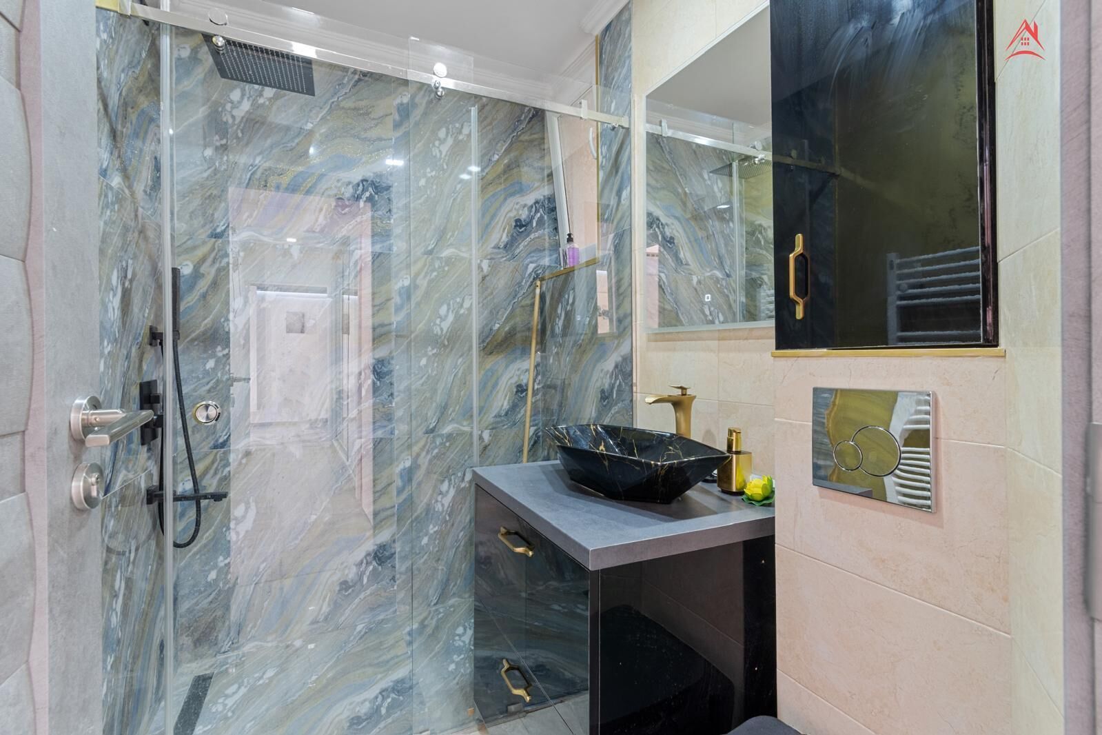 Deluxe-Apartment, Stadtblick | Badezimmer | Hausschuhe, Seife, Shampoo, Toilettenpapier