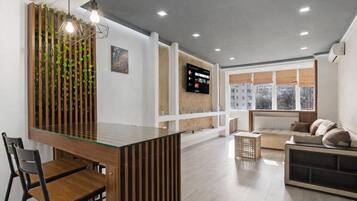 Deluxe Apartment, City View | Living area